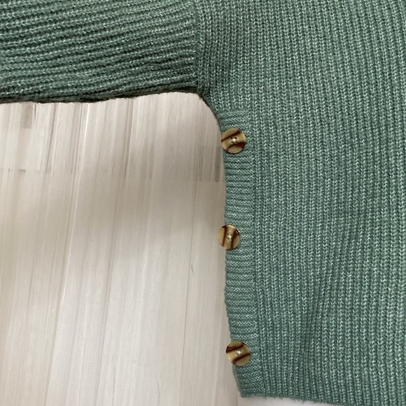 Yes Lola crew neckline ribbed knit sweater, buttons details, boxy! Size Small - Picture 5 of 17
